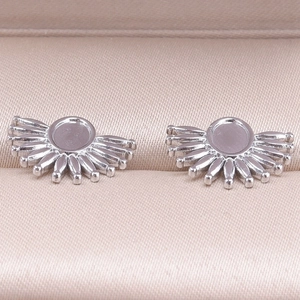 Vue macro de supports de boucles d'oreilles argentés en acier pour création de bijoux