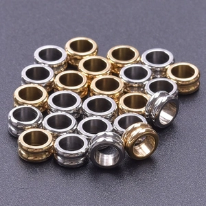 Makroaufnahme von Abstandsperlen aus 304 Edelstahl in Gold und Silber für DIY-Schmuck