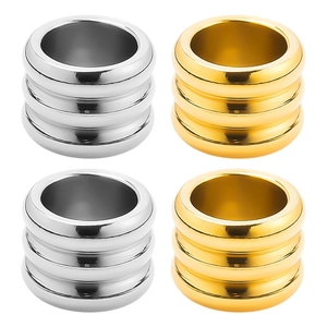 Makrodetail von dreifach gestapelten 18k Gold und Silber 304 Edelstahl Perlen mit großem Loch