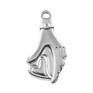 Vista detallada de un colgante de mano con corazón de acero inoxidable 304 para joyería DIY