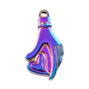 Colgante de acero inoxidable arcoíris con diseño de mano sosteniendo un corazón