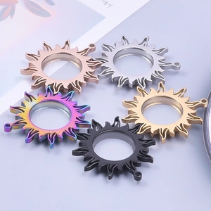 Detail von Sonnenblumen Anhängern in Roségold Silber Gold Schwarz und Regenbogenfarben