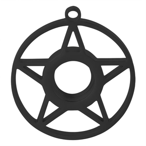 Detail van zwarte matte pentagram hanger met hol midden en bovenste ophangoog