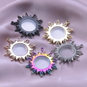 Makroaufnahme von 304 Edelstahl-Sonnenblumen-Medaillons in fünf verschiedenen Metalloptiken