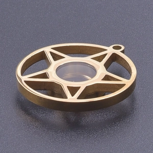 Macro-opname van de gouden pentagram medaillon hanger van roestvrij staal met schroefdop
