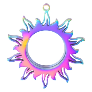 Makroaufnahme von regenbogenfarbenem Edelstahl-Sonnenanhänger mit hohlem Zentrumsdesign