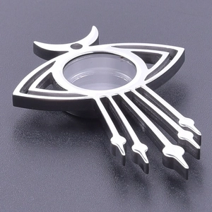 Vue détaillée du pendentif œil en acier inoxydable avec croissant et rayons sur fond sombre