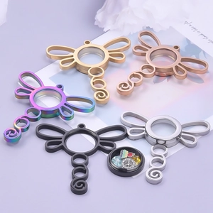 Cinq médaillons libellule en acier inoxydable multicolores avec insert en verre transparent