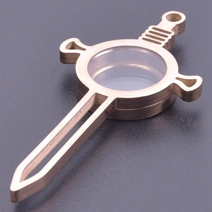 Detalle del colgante de espada de oro antiguo con cristal transparente para fotos DIY