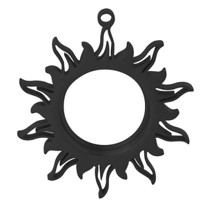 Makroaufnahme des Edelstahl-Anhängers mit Sonnenmuster und Schraubverschluss