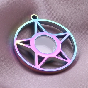 Detailweergave van de regenboogkleurige roestvrijstalen pentagram hanger op geweven stof