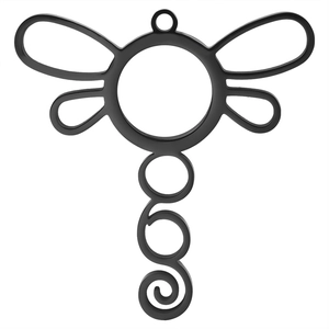 Vue détaillée du pendentif libellule avec cadre creux circulaire et queue en spirale