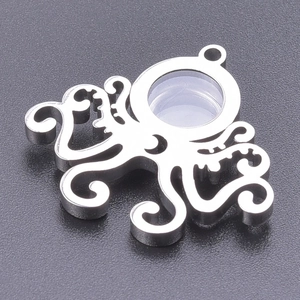 Vue macro détaillée d'un pendentif médaillon pieuvre en acier inoxydable avec fenêtre