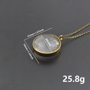 Détail d'un médaillon rond en acier inoxydable doré avec verre convexe et dimensions
