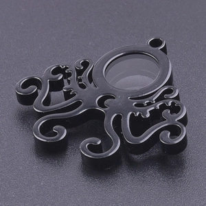 Détail macro du pendentif pieuvre avec insert en verre et finition métal noir