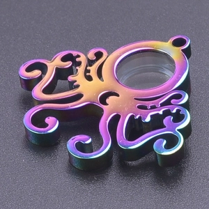 Vue macro d'un pendentif pieuvre en acier inoxydable irisé avec médaillon en verre rond