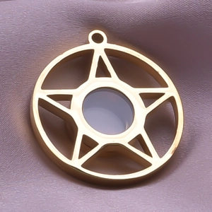Gepolijste gouden roestvrijstalen pentagram hanger met rond frame op zijden stof