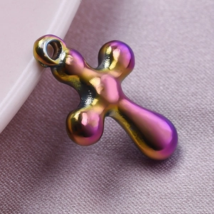 Détail macro du pendentif croix arrondi en acier inoxydable 304 avec dégradé arc-en-ciel