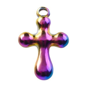 Vue macro d'un pendentif croix en acier inoxydable arc-en-ciel avec finition brillante