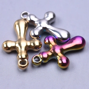 Lot de trois pendentifs croix en acier inoxydable 304, tons or, argent et arc-en-ciel