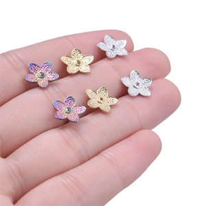 Orecchini a fiore minimalisti in acciaio 304 nelle finiture oro, argento e arcobaleno