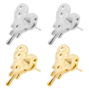Détails de boucles d'oreilles cœur en argent et or avec texture de métal liquide fondu