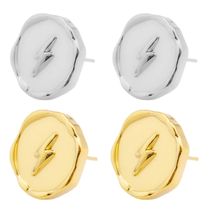 Vue détaillée de boucles d'oreilles irrégulières en acier 304 avec logo éclair gravé