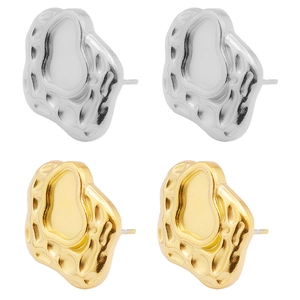 Vue détaillée de boucles d'oreilles cœur irrégulières en or et argent à texture de lave