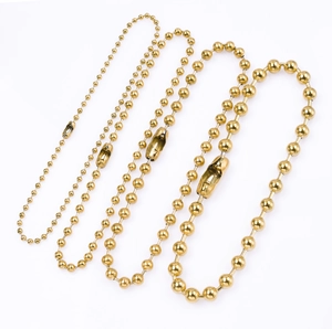 Detailweergave van de 18k vergulde kogelketting set in vier verschillende formaten