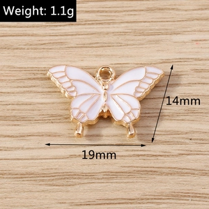 Détail du pendentif papillon rose émaillé avec bordure dorée pour la création de bijoux