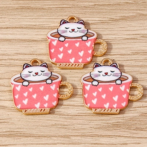 Tre ciondoli a forma di gattino in tazza smaltati rosa con bordi dorati per gioielli fai da te