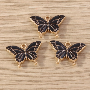 Trois élégants pendentifs papillon en émail noir et base dorée pour création de bijoux