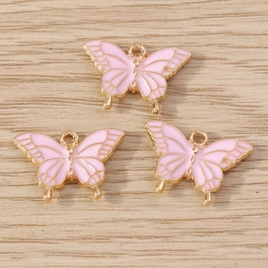 Trois pendentifs papillon en émail rose et cadre doré sur bois pour la création de bijoux