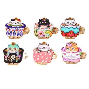 Set di sei ciondoli gatto in tazza di smalto colorato per gioielli fai da te e portachiavi