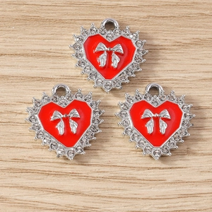 Rode hartvormige hangers met emaille en zilveren strik voor DIY sieraden maken