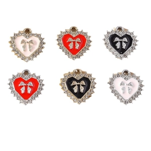 Set van zes hartvormige emaille strikhangers met witte steentjes voor DIY-sieraden