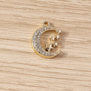 Detailansicht der luxuriösen Mond- und Sternanhänger mit Zirkonia-Steinen in Gold