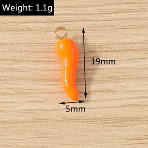 Detail view of 19mm orange chili pepper pendant with dimensions and weight specifications
