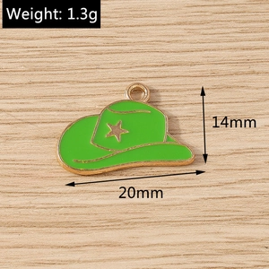 Détail de la breloque chapeau de cowboy vert avec dimensions 20mm x 14mm en alliage