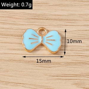 Detailansicht hellblauer Emaille-Schleifenanhänger mit 15x10mm Größe und 0.7g Gewicht