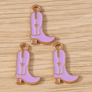 Détail de breloques bottes de cow-boy en émail violet avec étoiles dorées sur bois