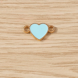 Detail eines himmelblauen Herz-Emaille-Verbinders mit goldener Öse für DIY-Schmuck