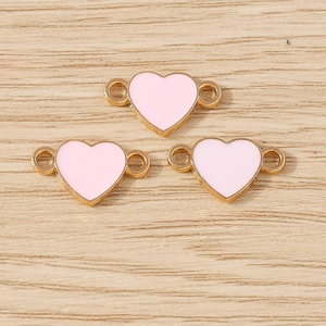 Drei hellrosa Emaille-Herzanhänger mit Goldlegierungsrahmen und doppelten Ösen für DIY-Schmuck