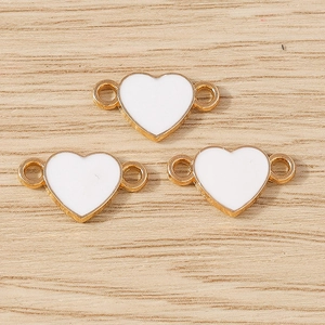 Goldene Herzanhänger mit weißem Emaille und Doppelbohrung für DIY-Schmuckherstellung