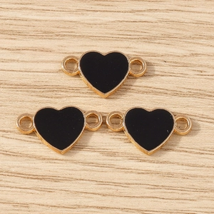 Detail von drei schwarzen Emaille-Herzanhängern mit Goldlegierungsrahmen für DIY-Schmuck
