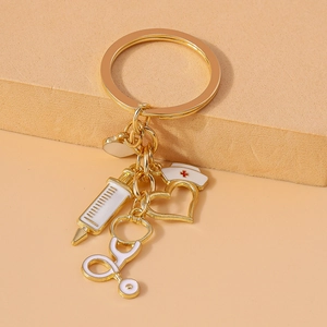 Porte-clés médical doré avec breloques stéthoscope cœur et chapeau d'infirmière chic