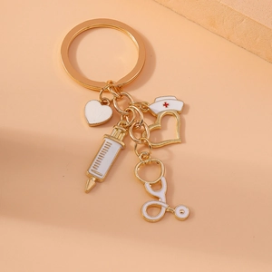 Porte-clés médical doré avec breloques cœur, seringue, stéthoscope et toque infirmière