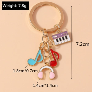 Vue macro détaillée du porte-clés musical montrant piano et notes colorés avec dimensions