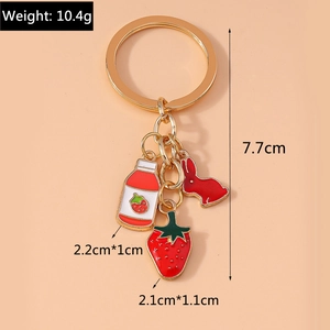 Vue détaillée du porte-clés émaillé lapin et fraise avec mesures de taille précises