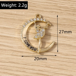 Détail du pendentif lune et ballerine en strass avec gravure I Love You